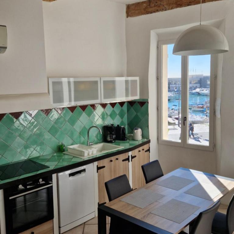 Appartement Cassis 50 m2, en 1ère ligne sur le port, Vue mer, WiFi, Climatisé, Parking - Appartement 2 Chambres avec Vue sur le Port - 14