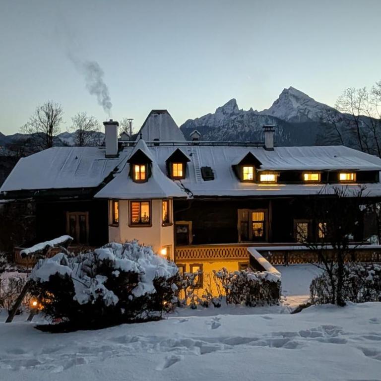 Die Watzmannsuite - Familienfreundliche Ferienwohnung in historischer Villa mit Kamin, Infrarotsauna, Balkon, Garten, nur 10 Gehminuten ins Zentrum von Berchtesgaden - Apartment mit 2 Schlafzimmern - 60