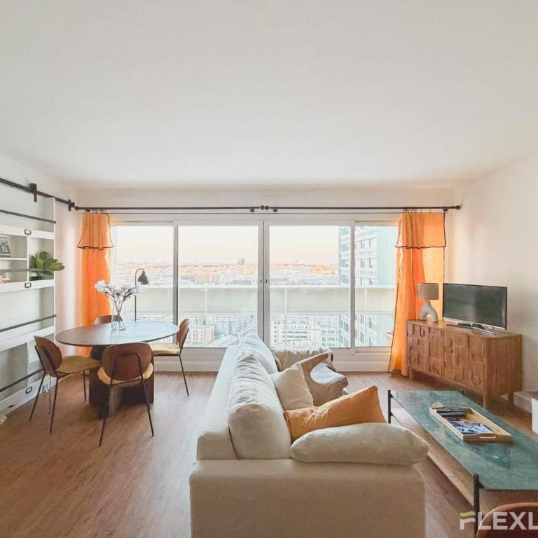 Spacieux T3 dans le 13ème avec petit balcon et vu sur les toits de Paris - Appartement - 1