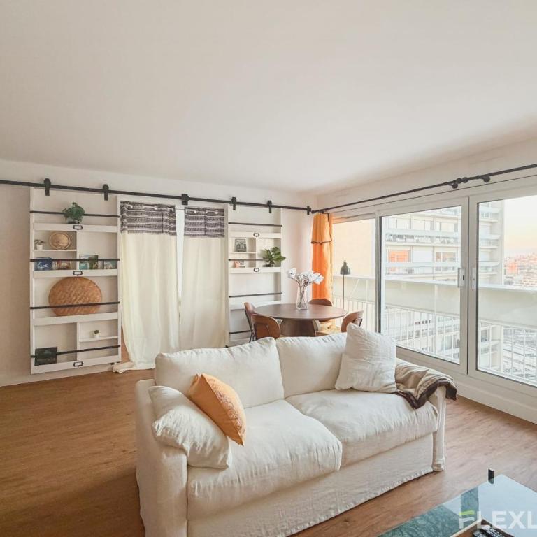 Spacieux T3 dans le 13ème avec petit balcon et vu sur les toits de Paris - Appartement - 2