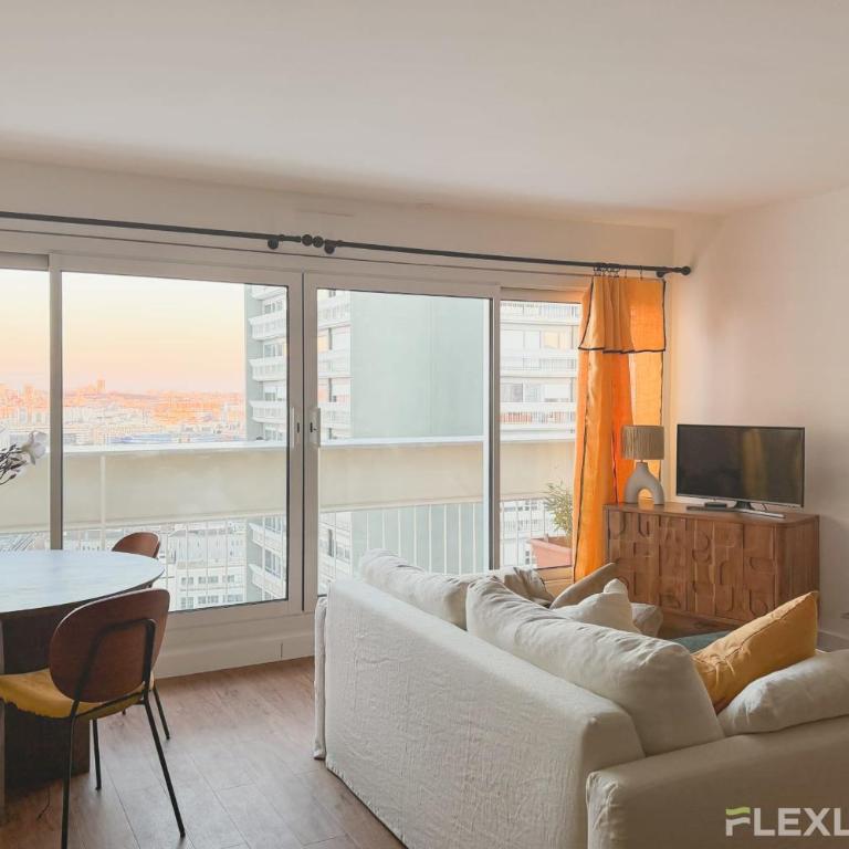 Spacieux T3 dans le 13ème avec petit balcon et vu sur les toits de Paris - Appartement - 5