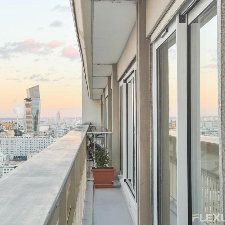 Spacieux T3 dans le 13ème avec petit balcon et vu sur les toits de Paris - Appartement - 15