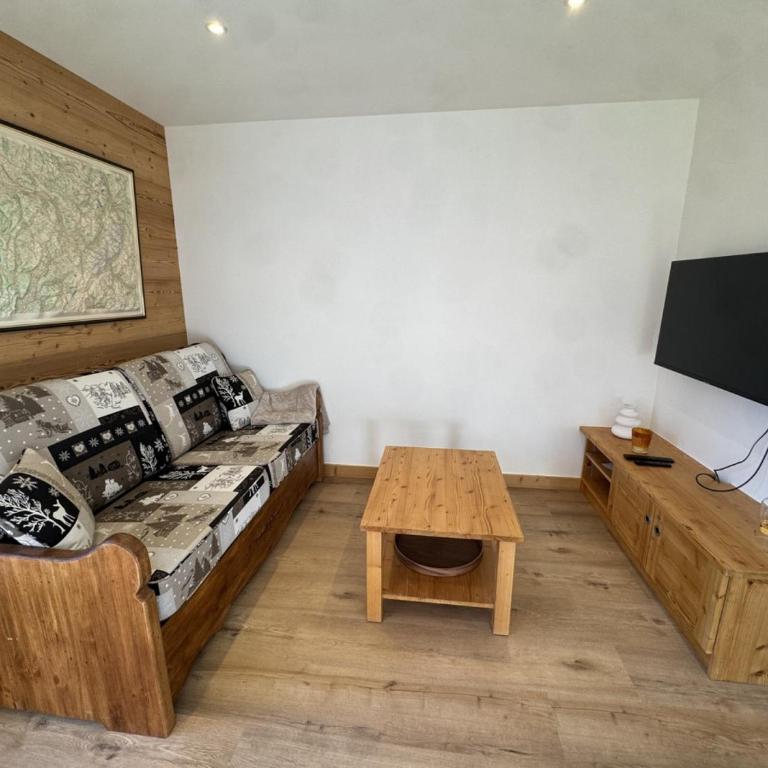 Les Carroz - Rénové - Au cœur de la station - 4 pers - One-Bedroom Apartment with Balcony and Mountain View - 7