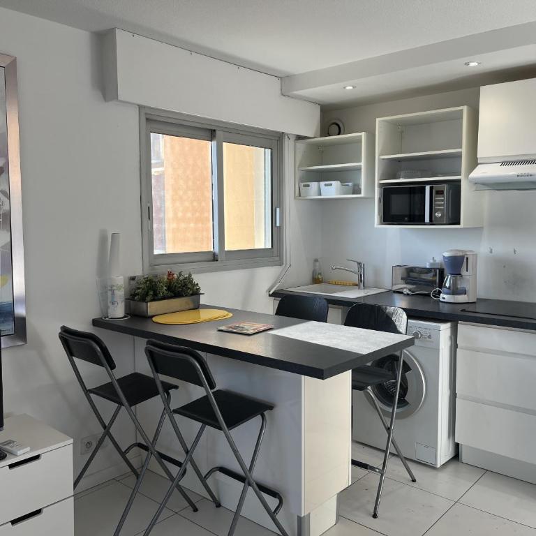 LE CAPITOLE, Vue exceptionnelle sur la mer, T1-2 - Apartamento de 1 dormitorio con balcón y vistas al mar - 2