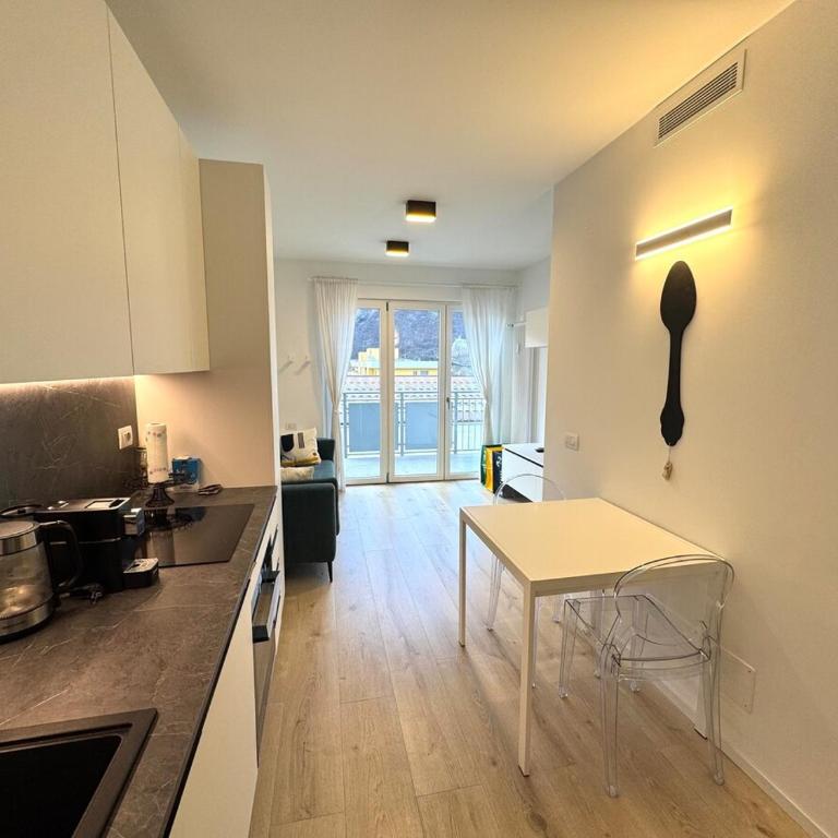 10 min from downtown, Renovated three room apartment with balcony - Appartamento con 2 Camere da Letto - 10