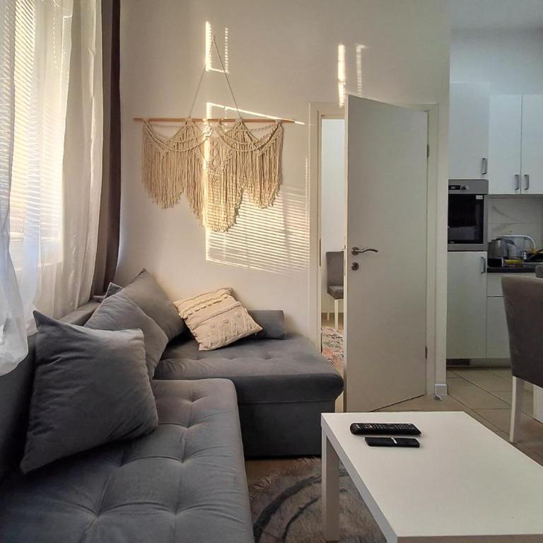 One-Bedroom Apartment in the Center of Budva on a Quiet Street 5 Minutes to the Beach - Apartman sa 1 Spavaćom Sobom - 1