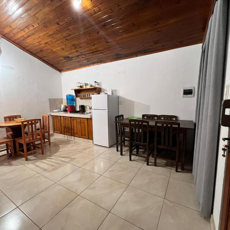 Casa Florida a 15 minutos de Encarnación - Three-Bedroom House - 22