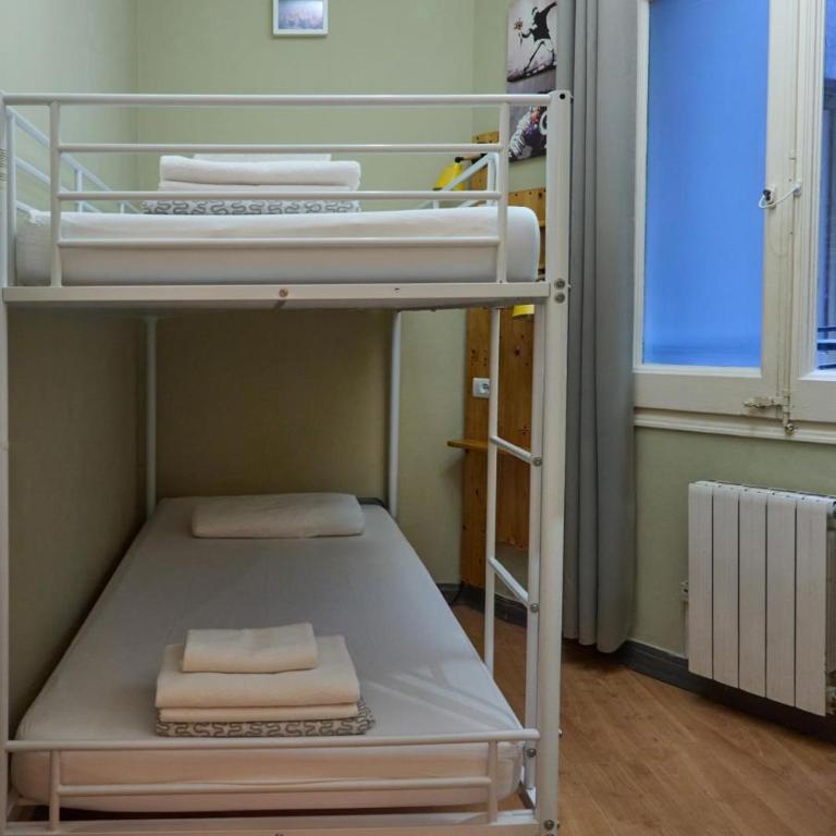 Wow Hostel Barcelona - Economy Twin Room with Shared Bathroom - 1