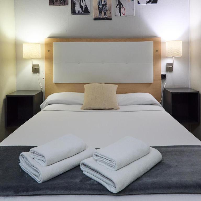 Wow Hostel Barcelona - Small Double Room with Shared Bathroom - 5