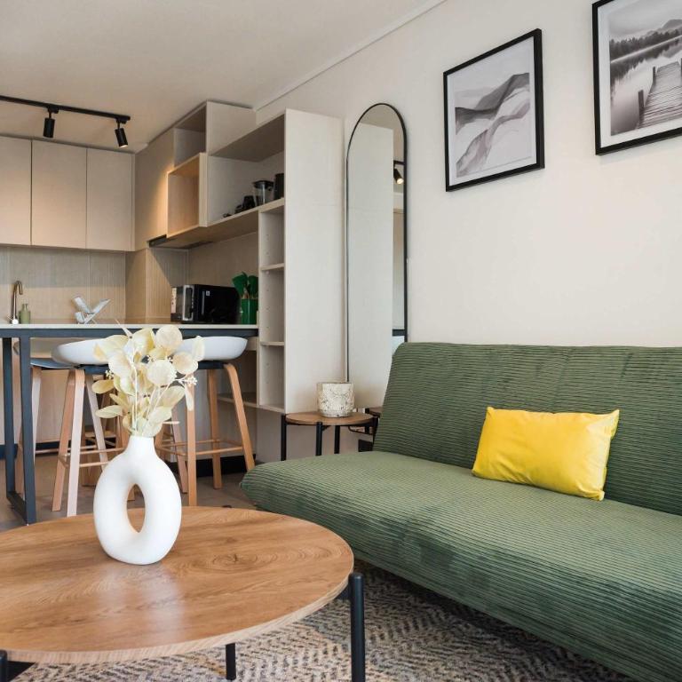 Cozy 1BR Getaway for Three in Vibrant Nunoa - Apartment - 10
