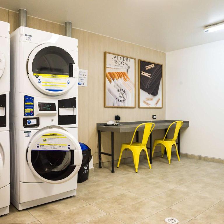 Cozy 1BR Getaway for Three in Vibrant Nunoa - Apartment - 42