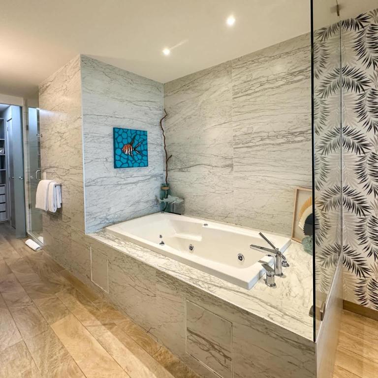 Stunning 3rd Floor Beachfront Condo - Apartamento - 30