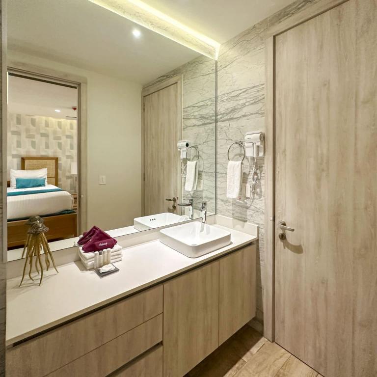 Stunning 3rd Floor Beachfront Condo - Apartamento - 47