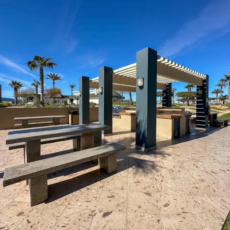 Stunning 3rd Floor Beachfront Condo - Apartamento - 79