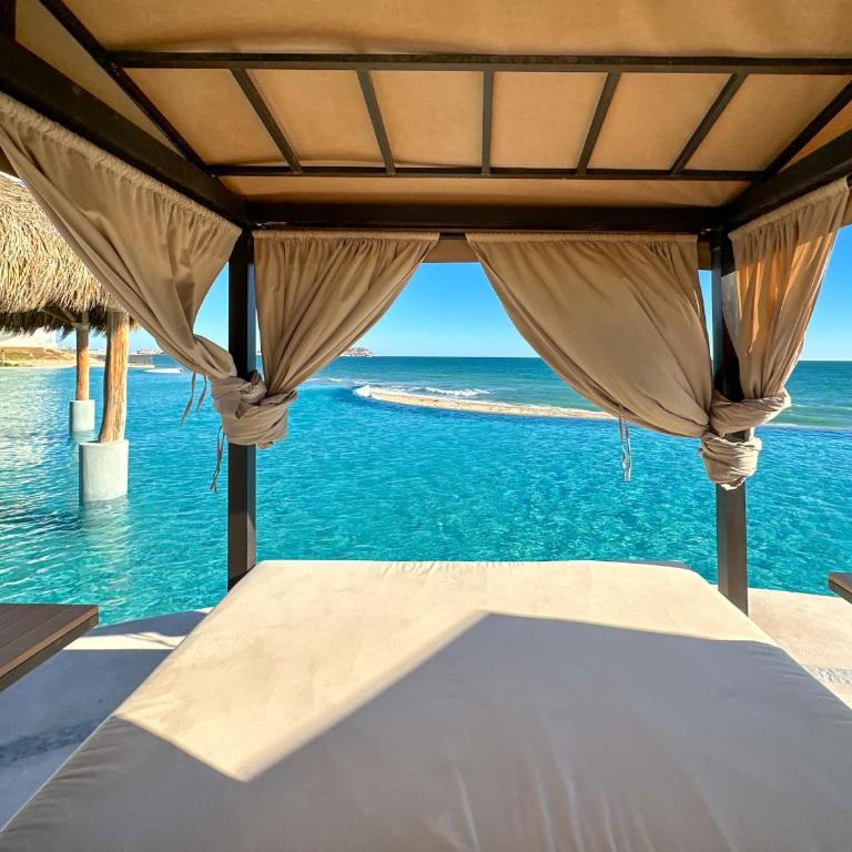 Stunning 3rd Floor Beachfront Condo - Apartamento - 85
