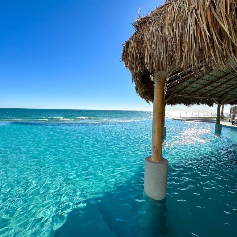 Stunning 3rd Floor Beachfront Condo - Apartamento - 90