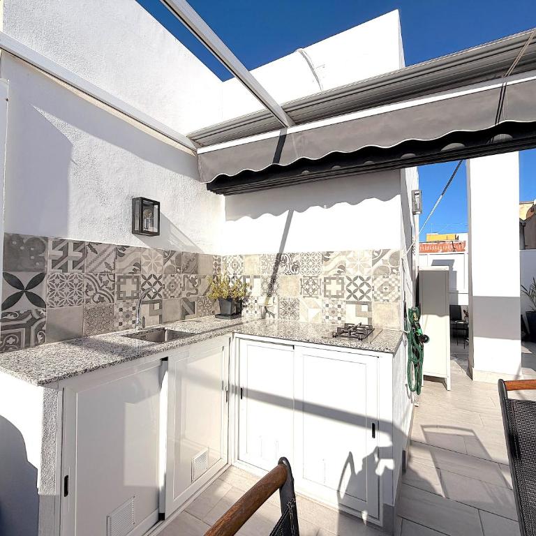 Atico con terraza privada , a 100 metros de playa Levante Santa Pola - Apartamento de 1 dormitorio - 50