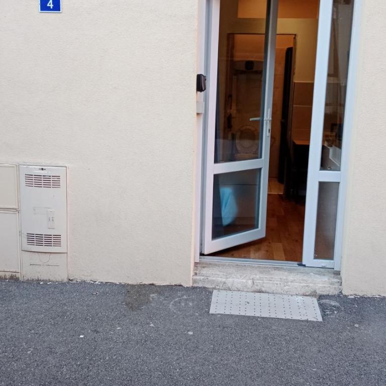 Studio RDC donnant sur trottoir - Appartamento con 1 Camera da Letto - 8