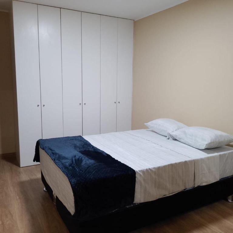 Cozy Central Apartment Ideal for Work & Travel - One-Bedroom Apartment - 3