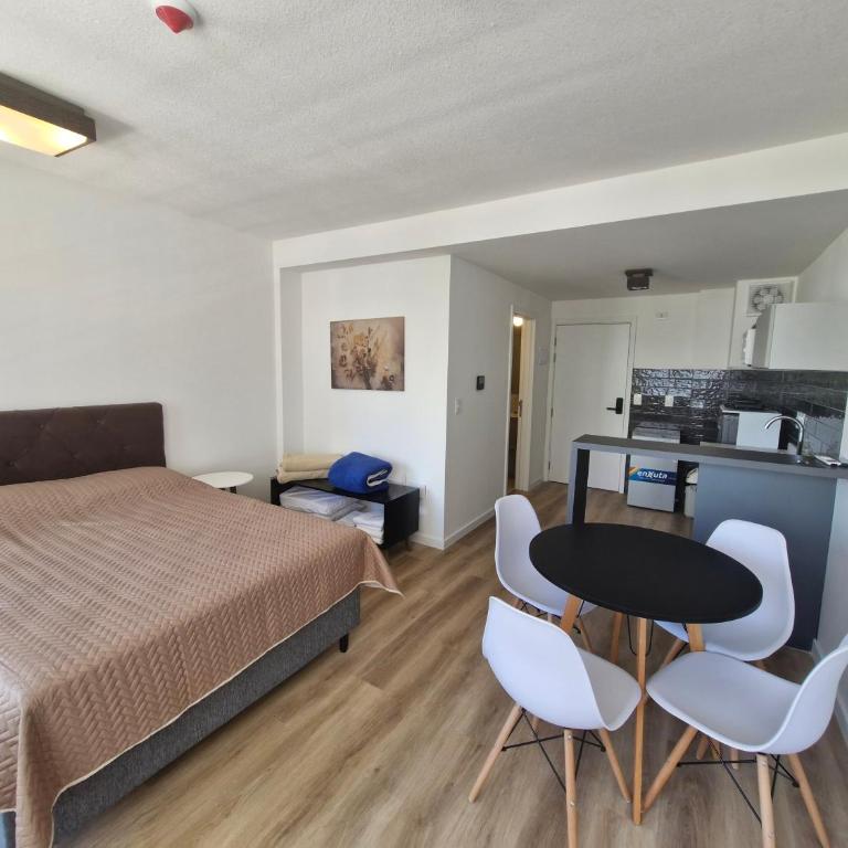 Cerca de todo, monoambiente con parking - One-Bedroom Apartment - 2