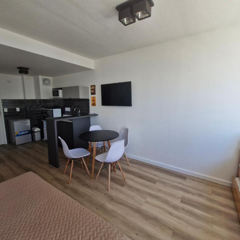 Cerca de todo, monoambiente con parking - One-Bedroom Apartment - 14