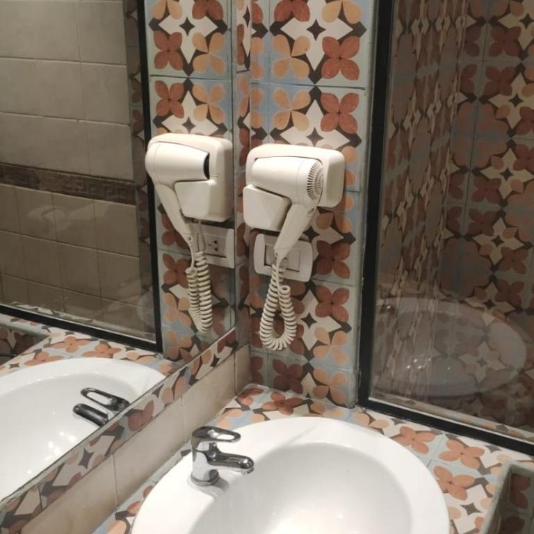 Hotel ICONICO JUJUY Centro Desayuno incluido - Habitación Familiar con baño privado - 4