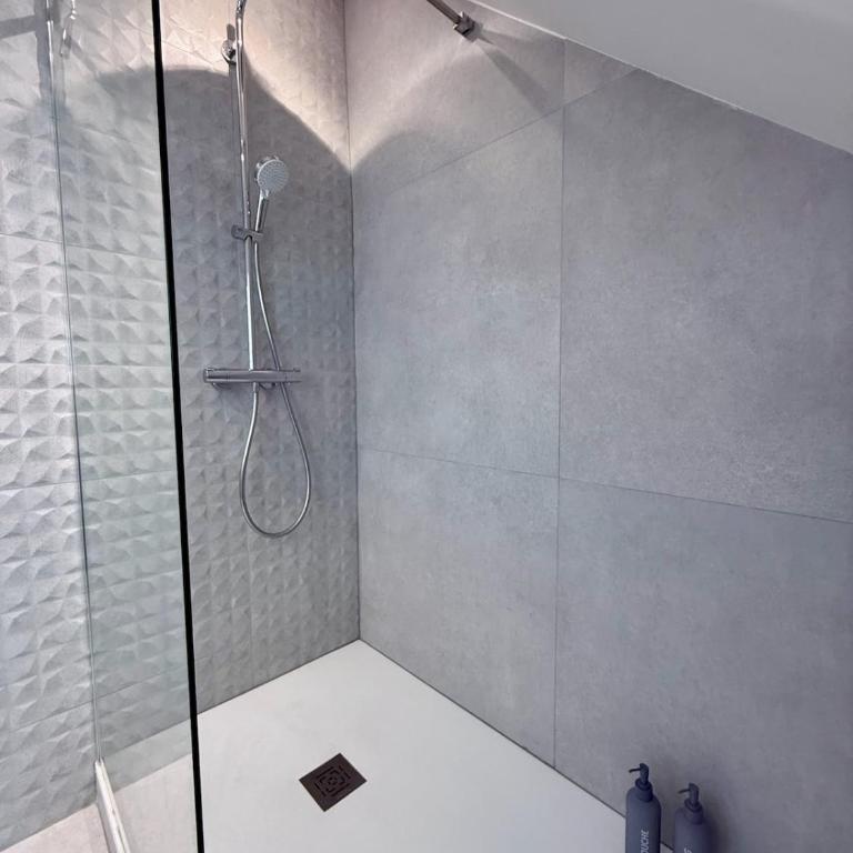 Modern Cocoon Under Roof Parking Close to Tram - Apartamento de 1 dormitorio - 18