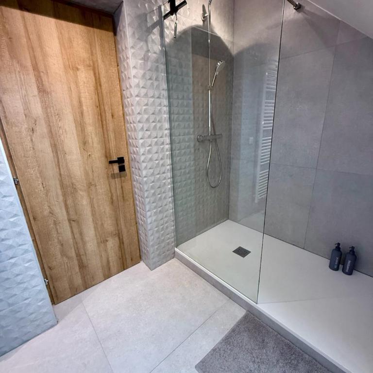 Modern Cocoon Under Roof Parking Close to Tram - Apartamento de 1 dormitorio - 6