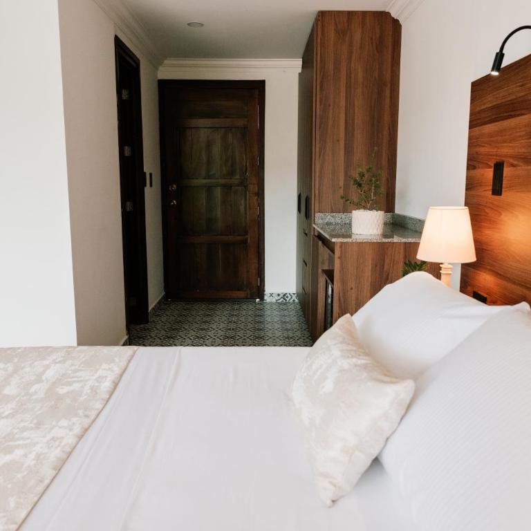 Hotel Catleya Royal Club - Double Room with Balcony - 5