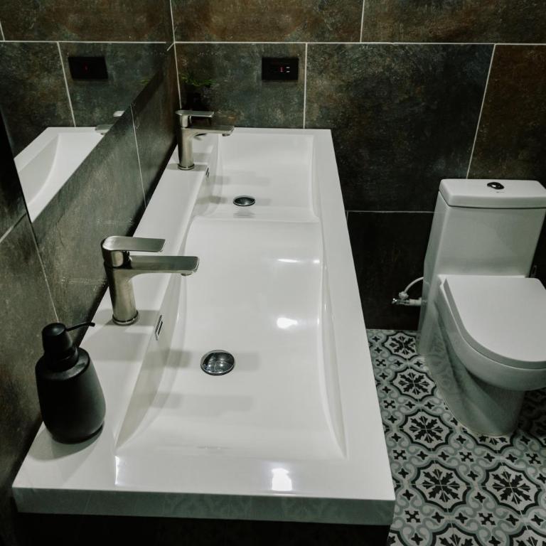 Hotel Catleya Royal Club - Double Room with Balcony - 11
