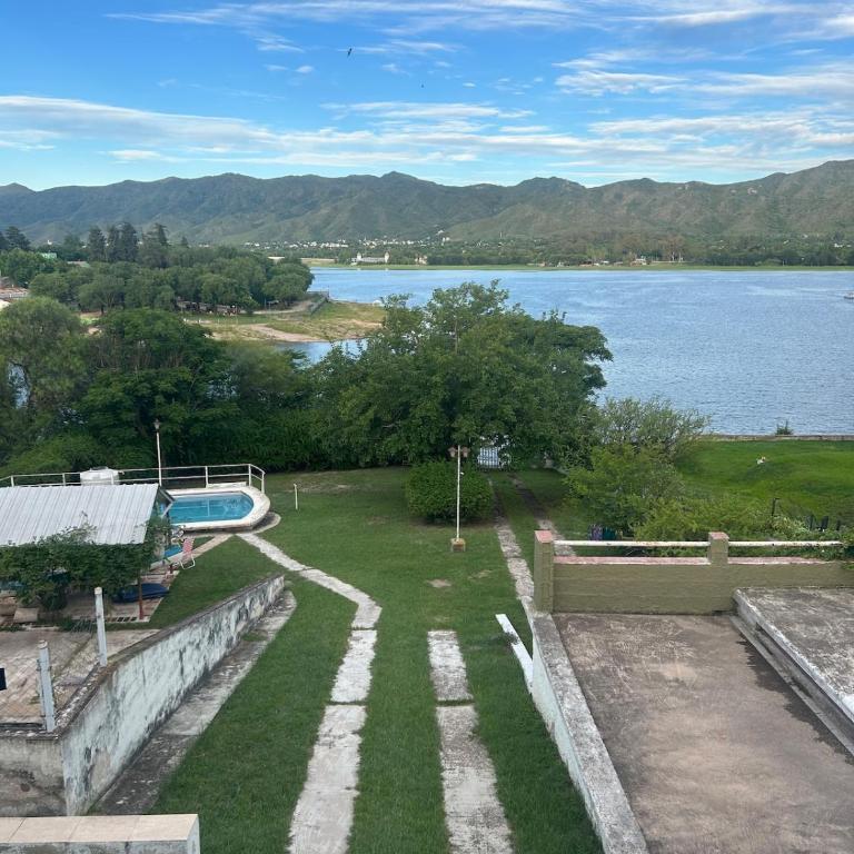 Casa con bajada al lago San Roque - Casa de 4 dormitorios - 1