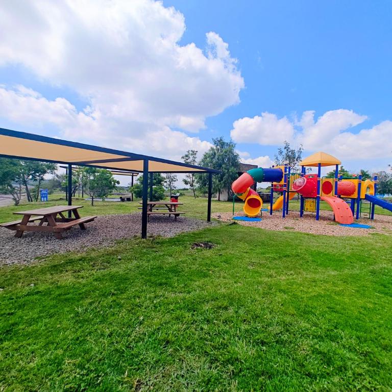 Juriquilla Home, 5 Bedrooms, 3 Community Pool - Four-Bedroom House - 45
