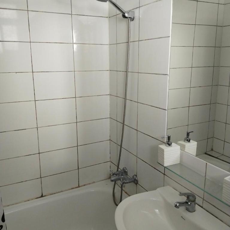 Condominio uno - Two-Bedroom Apartment - 8