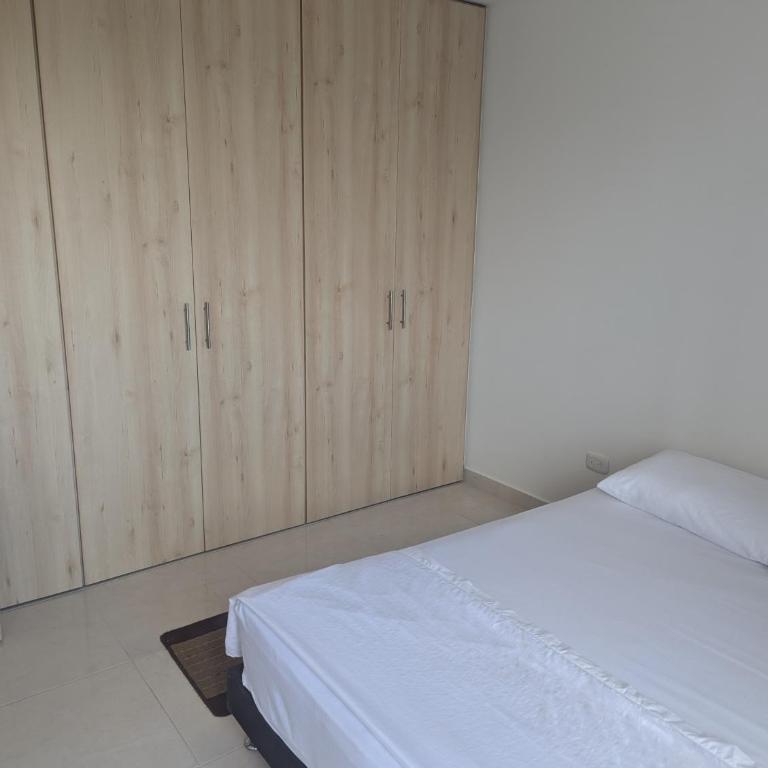 Apto en Conjunto Mayorca en Ibague - Apartamento de 3 dormitorios con balcón - 13