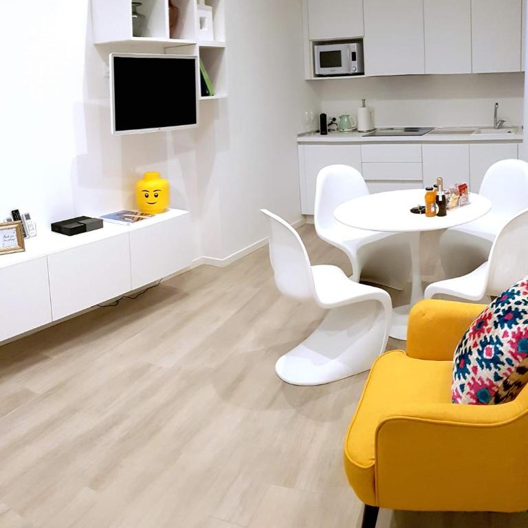 Marconi Rooms – Porta Leoni - One-Bedroom Deluxe Apartment – Separate Building, Via Leoncino - 10