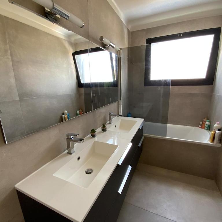 Maison avec piscine, House with a pool - Maison 4 Chambres - 14