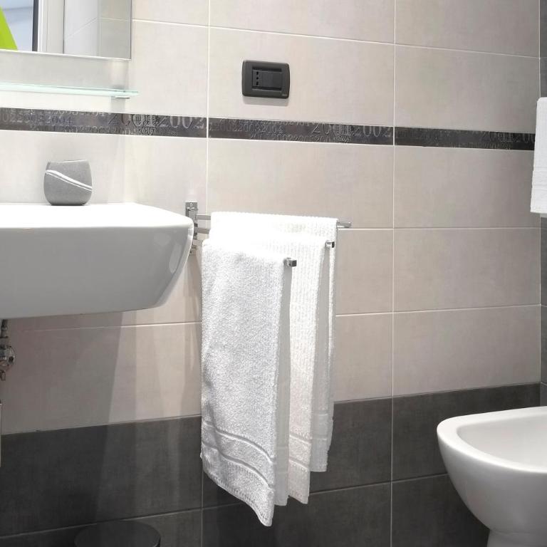 J24 B&B - Camera Deluxe con Bagno Privato - 9