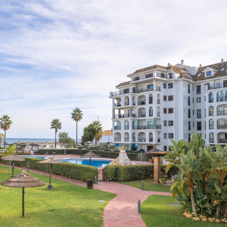 Harbour Heaven, 2 Bed, 2 Bath Apartment Steps from Duquesa Marina and Beach - Apartamento - 22