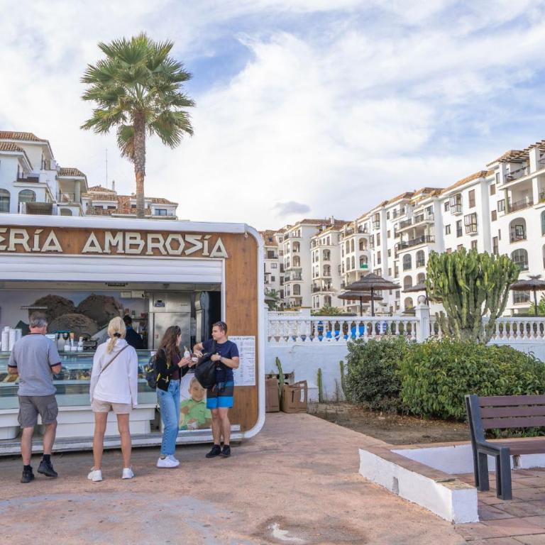 Harbour Heaven, 2 Bed, 2 Bath Apartment Steps from Duquesa Marina and Beach - Apartamento - 26
