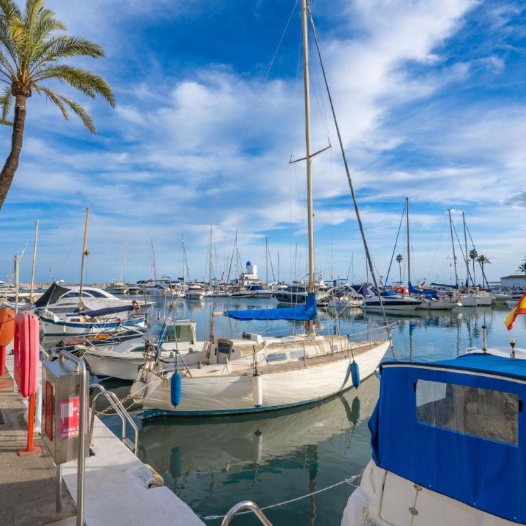 Harbour Heaven, 2 Bed, 2 Bath Apartment Steps from Duquesa Marina and Beach - Apartamento - 33