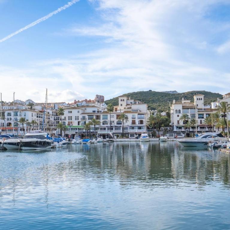 Harbour Heaven, 2 Bed, 2 Bath Apartment Steps from Duquesa Marina and Beach - Apartamento - 35