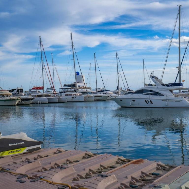 Harbour Heaven, 2 Bed, 2 Bath Apartment Steps from Duquesa Marina and Beach - Apartamento - 37