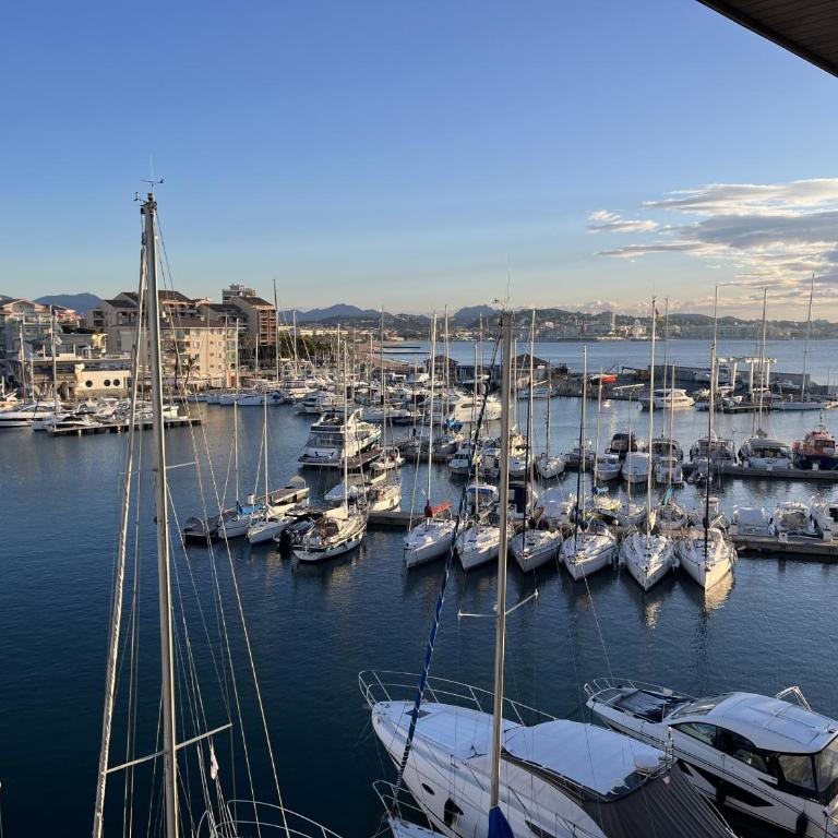CAP HERMES, 4eme etage, vue exceptionnelle sur le port - Apartment mit 1 Schlafzimmer, Meerblick und Terrasse - 1