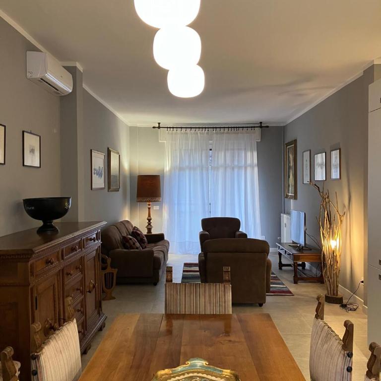 Apartment in Arona, Olivia's Home 100mt dal Lago - Appartamento con 2 Camere da Letto e Balcone - 1