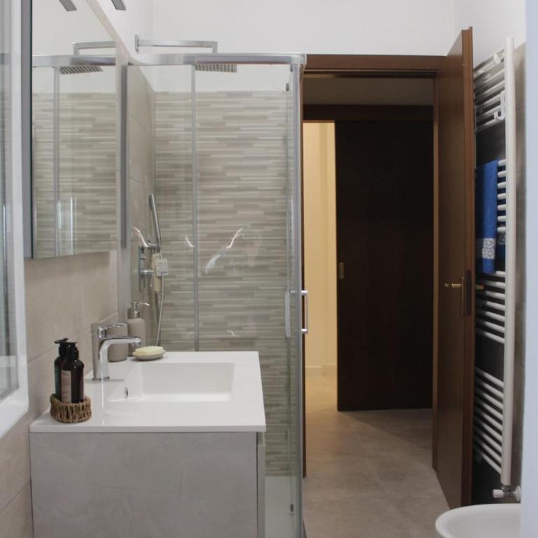 Apartment in Arona, Olivia's Home 100mt dal Lago - Appartamento con 2 Camere da Letto e Balcone - 18