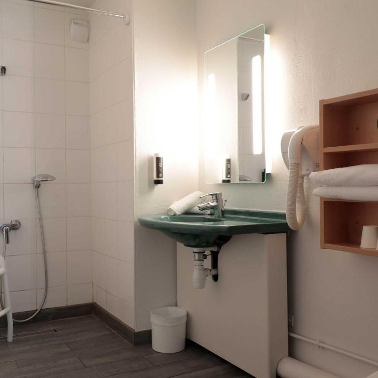 B&B HOTEL Lourdes Centre Gare 3 étoiles - Chambre Double - Accessible aux Personnes à Mobilité Réduite - 3