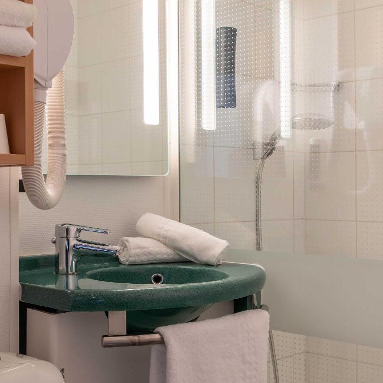 B&B HOTEL Lourdes Centre Gare 3 étoiles - Chambre Double - 4