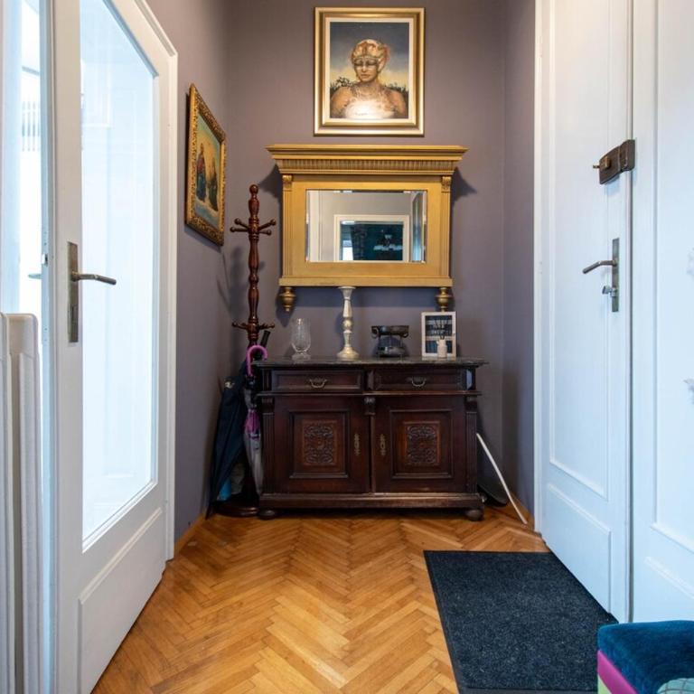 Teal and Gold Hideaway - Downtown Chic - Apartman sa 1 Spavaćom Sobom - 2