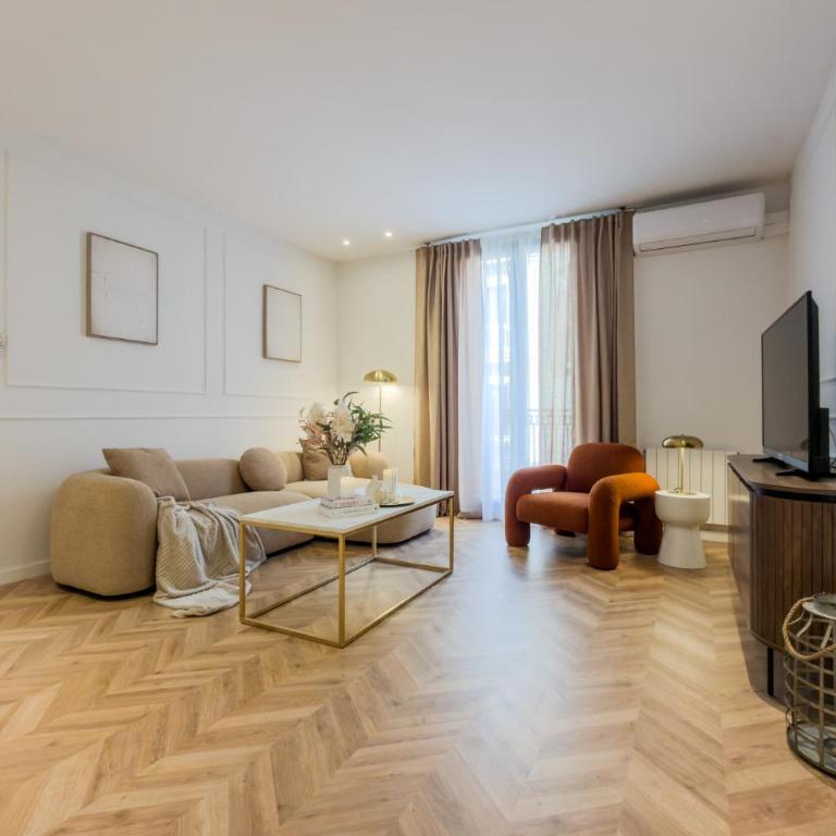 Four Petals Barcelona Boutique Apartments - Three-Bedroom Apartment - 8