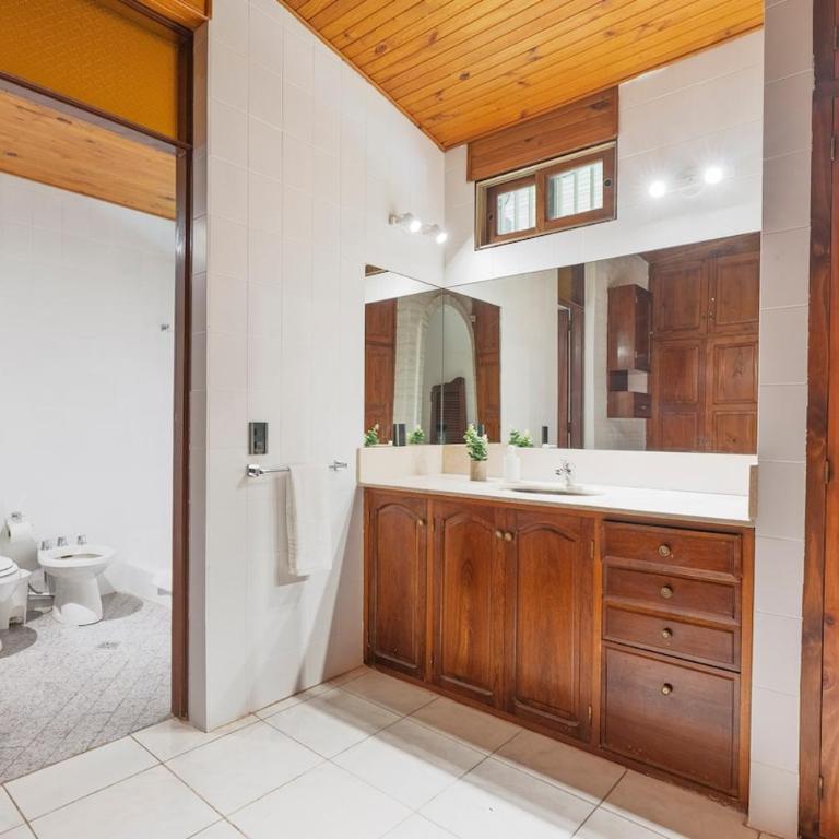 Formidable jardin, ubicación inmejorable, Chacras - Four-Bedroom House - 9